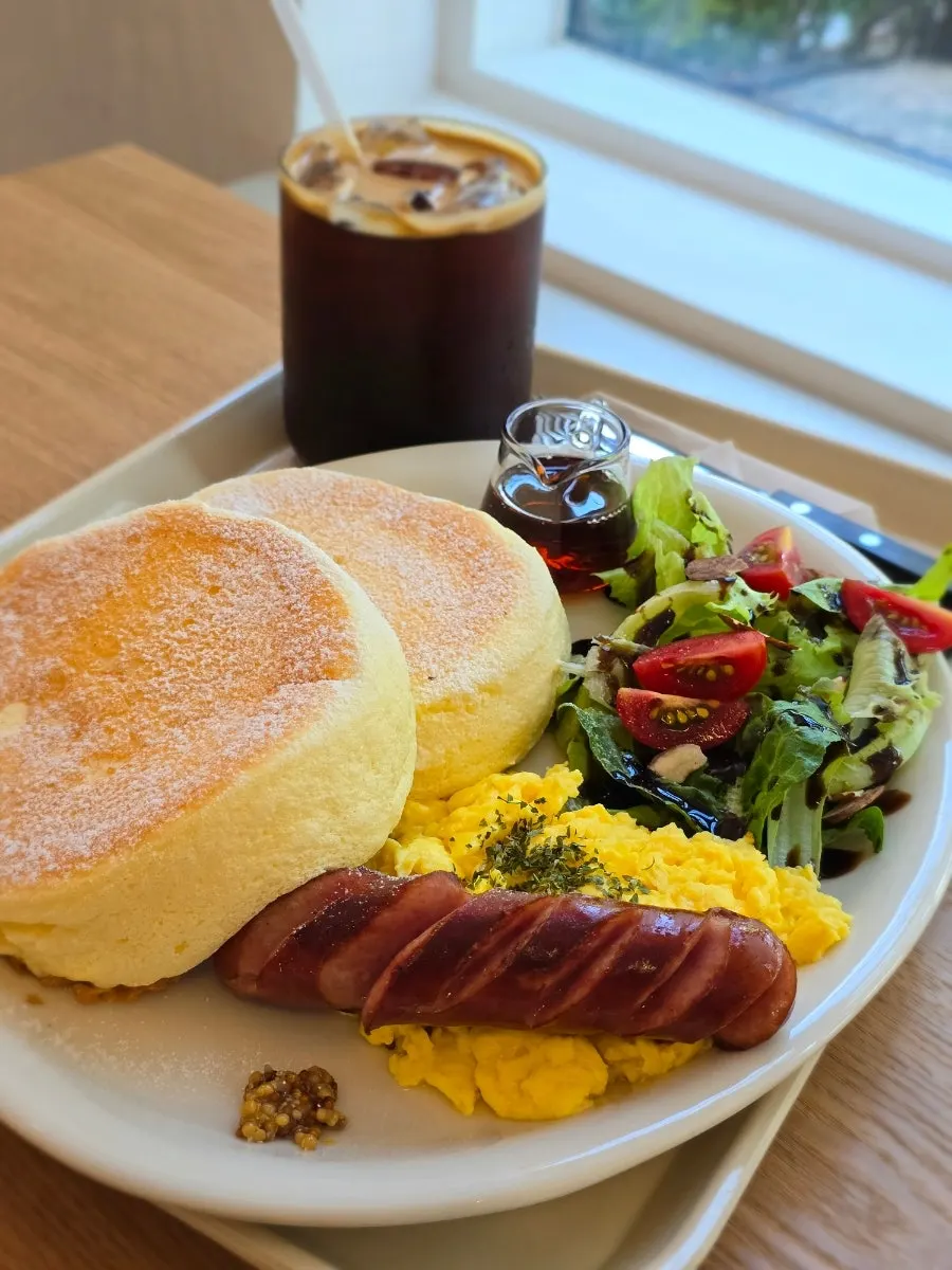 Hapjeong Station brunch platter soufflé pancakes at Petrico