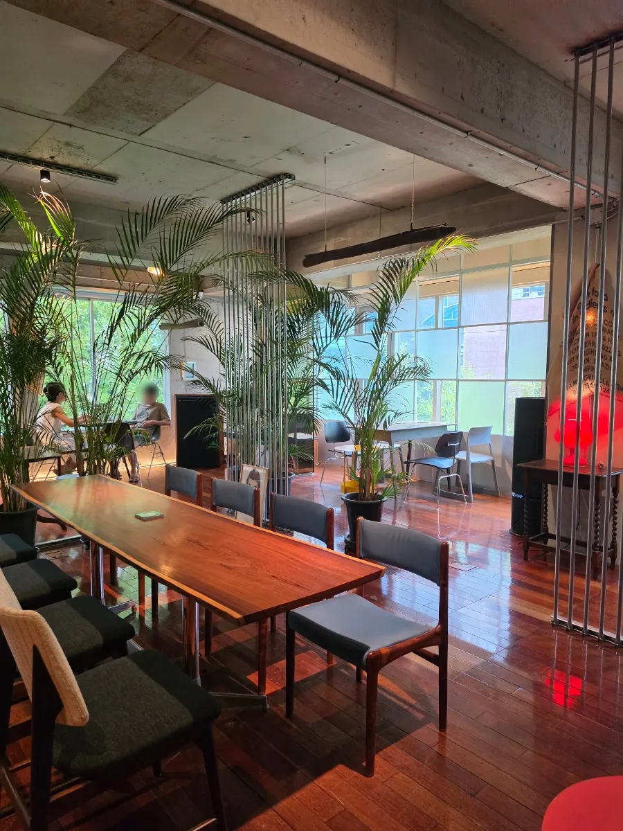 Seating layout with two-seaters and group tables at Seowon Angil