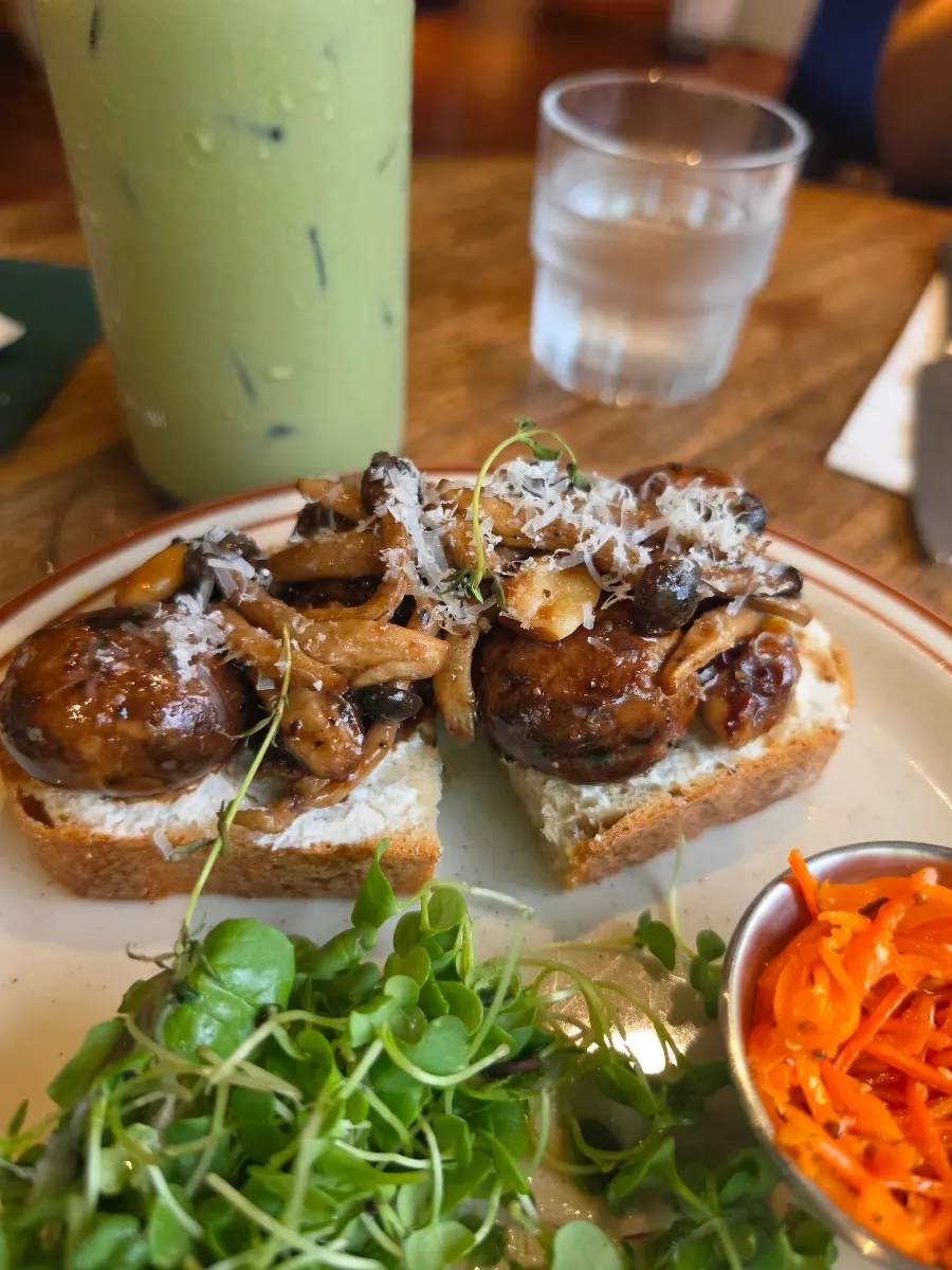 Open sandwich plate served with carrot rapée and salad