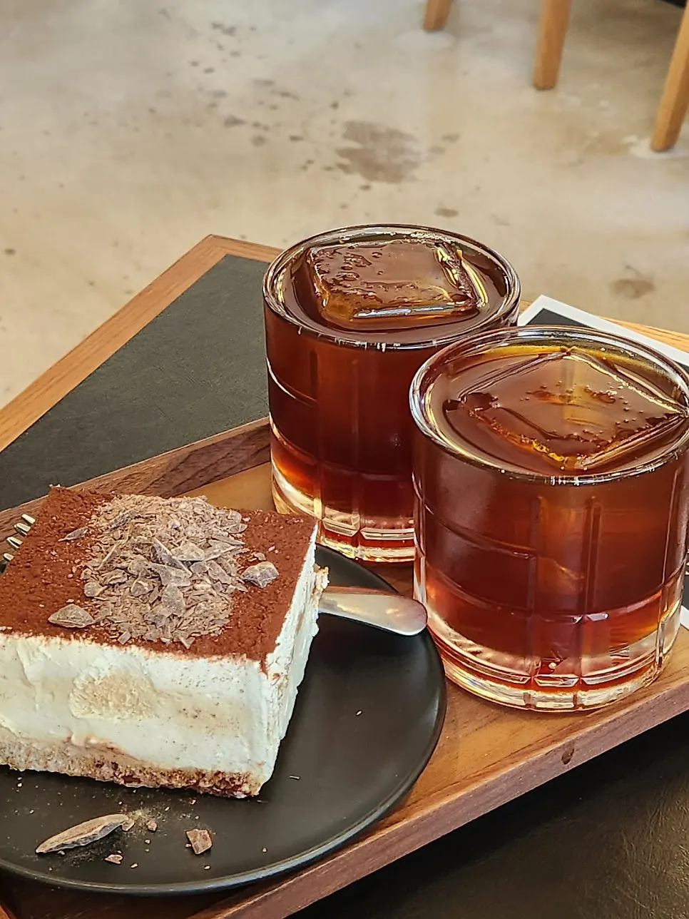 큐브 얼음과 유리잔에 담긴 에티오피아 타미루 드립커피