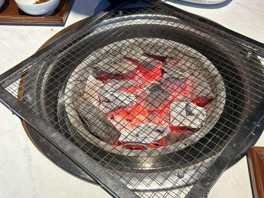 쟁반과 밑반찬이 차려진 테이블