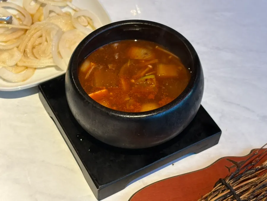 생갈비 삼겹살 꽃목살로 구성된 한돈세트