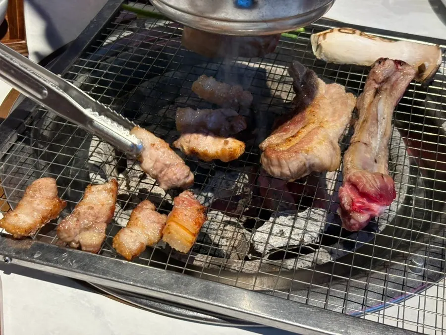 고정된 넓은 불판 위에 올린 고기