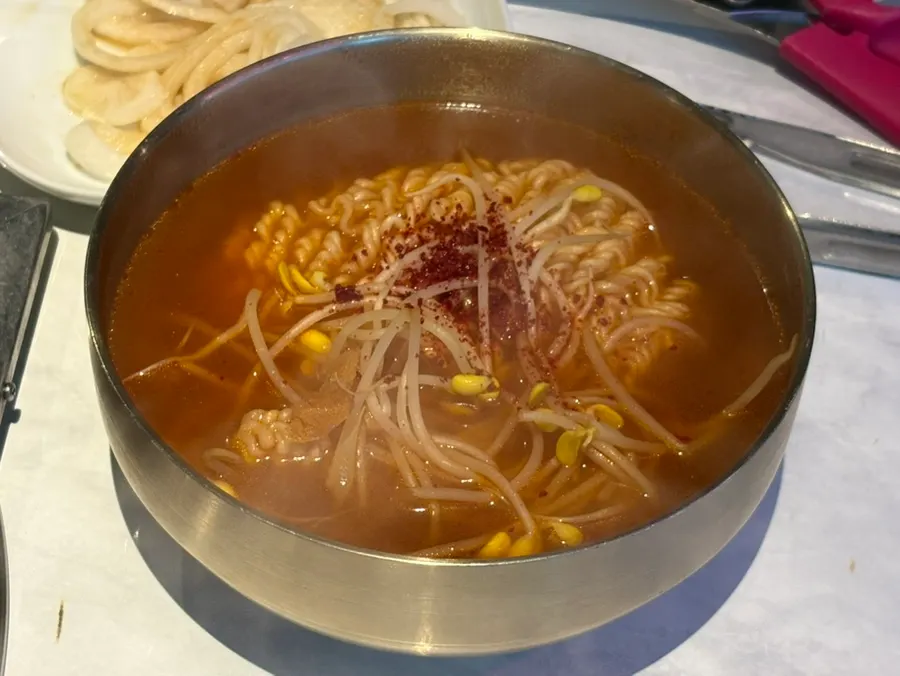 고기에 곁들여 먹은 비빔냉면