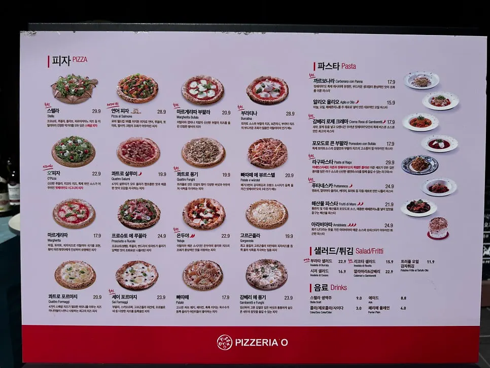 테이블이 배치된 매장 좌석 공간