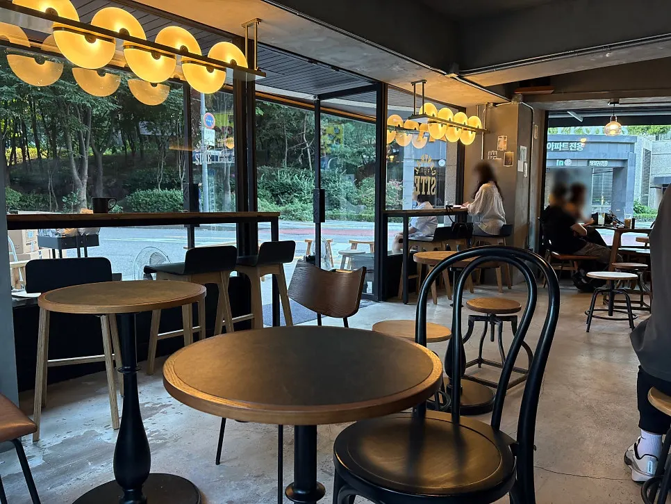 Café interior blending wood and black tones