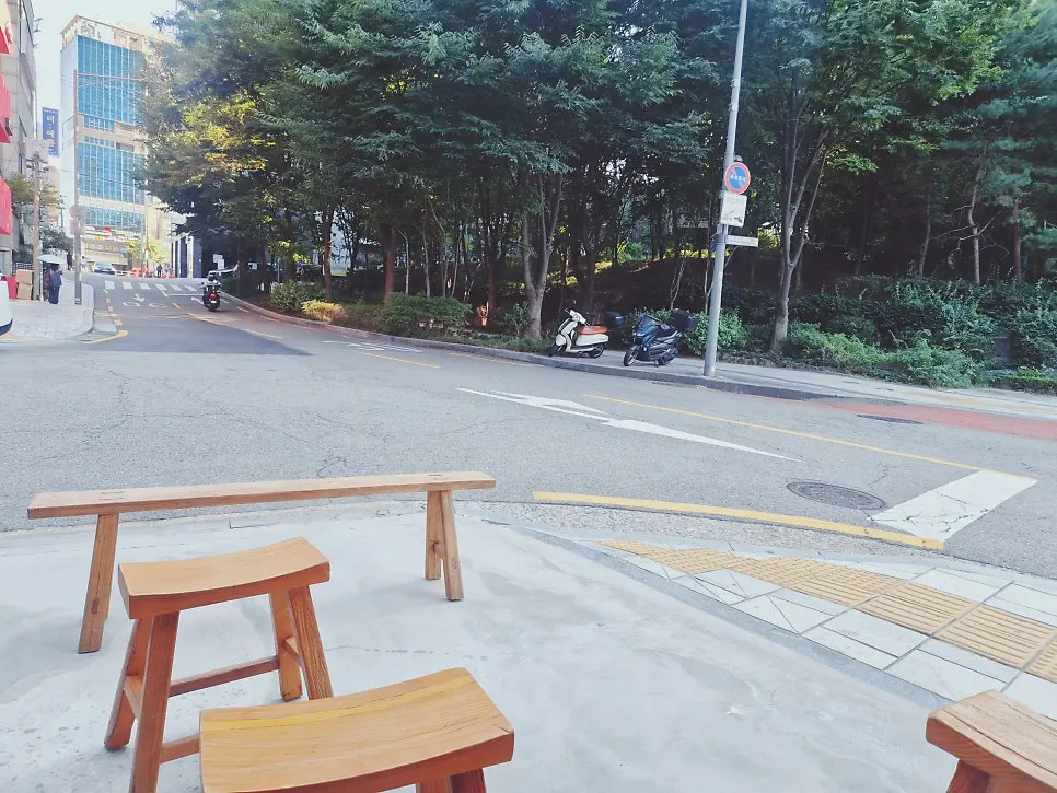 Wooden bench and outdoor tables in front of the café