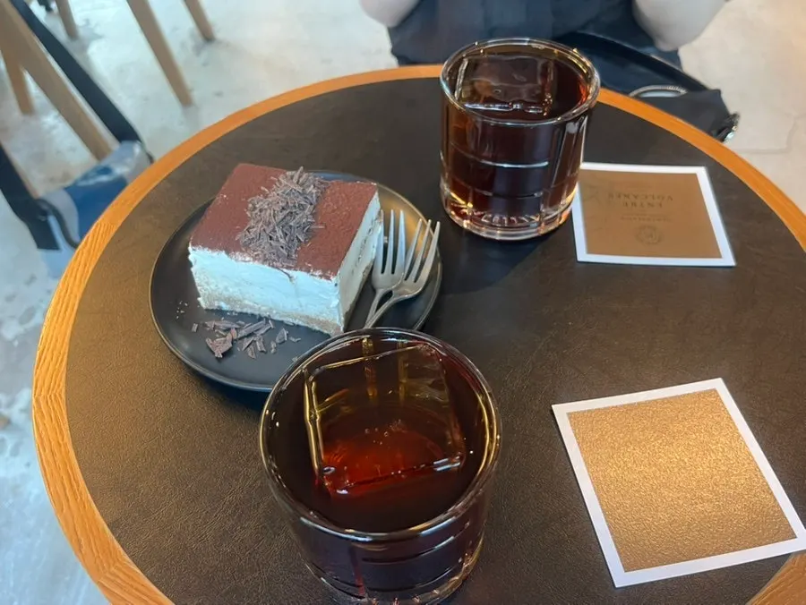 각각의 잔에 담겨 나온 브루잉 커피 두 잔