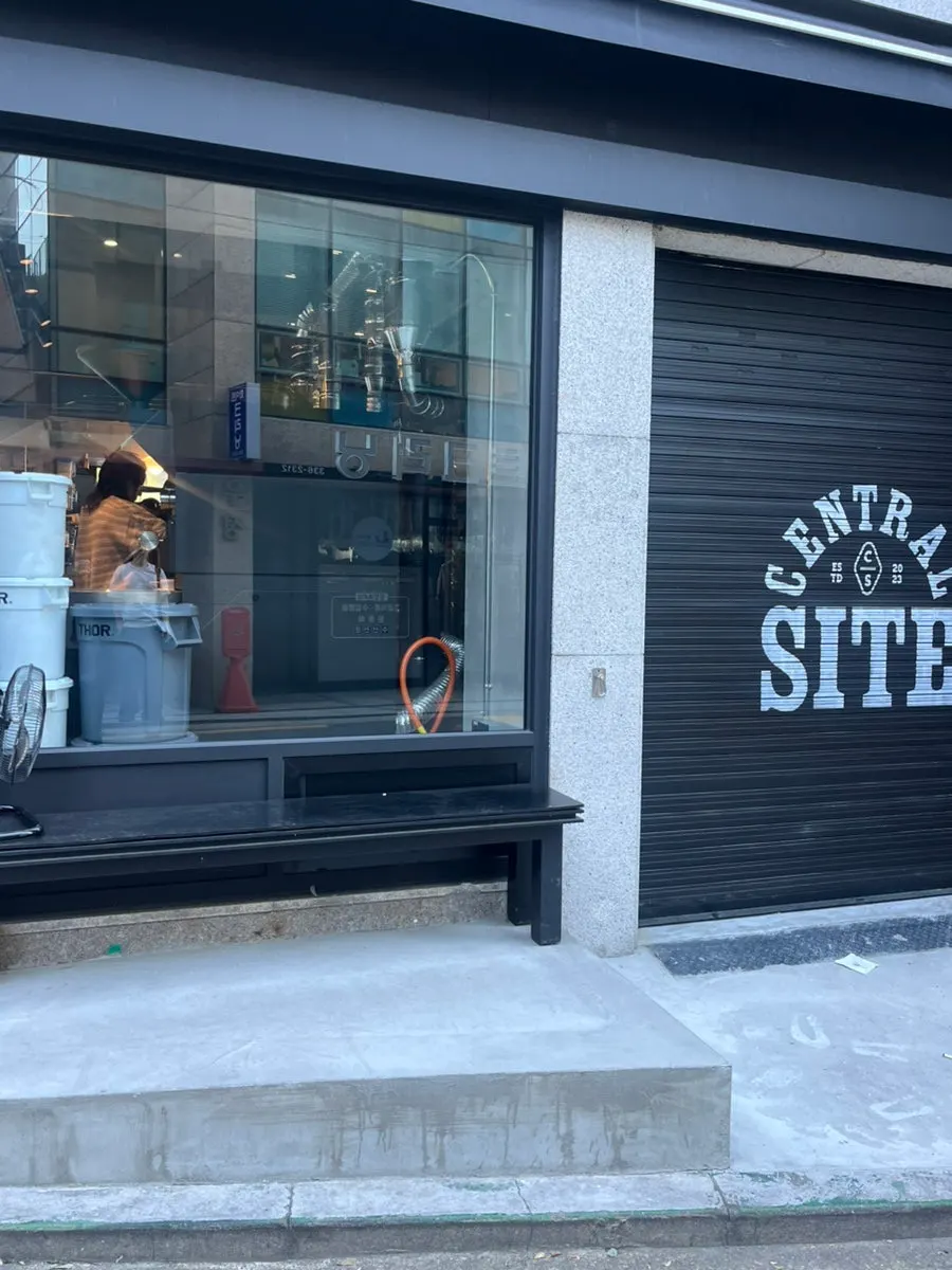 카운터에 진열된 다양한 원두와 커피 제품