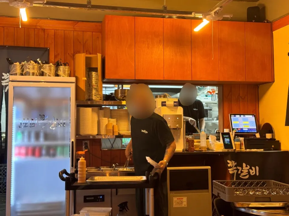 메뉴 포스터가 붙은 실내 벽면