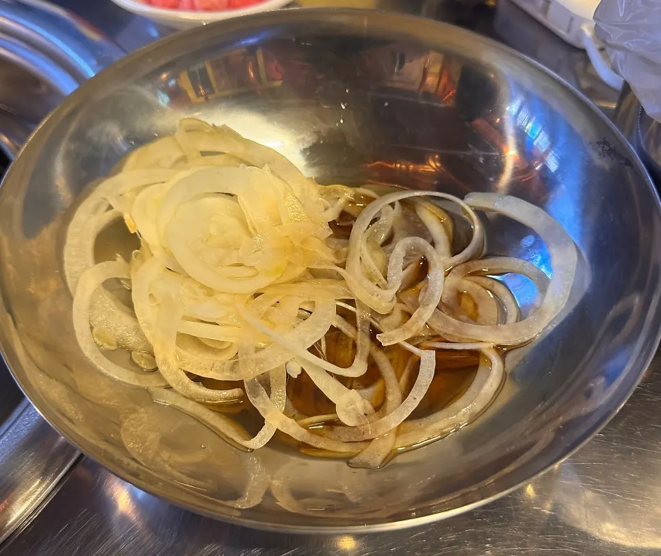소스와 기본 반찬으로 차린 상차림