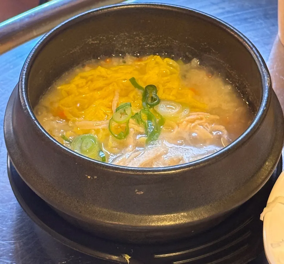 닭고기와 계란 지단이 든 닭죽