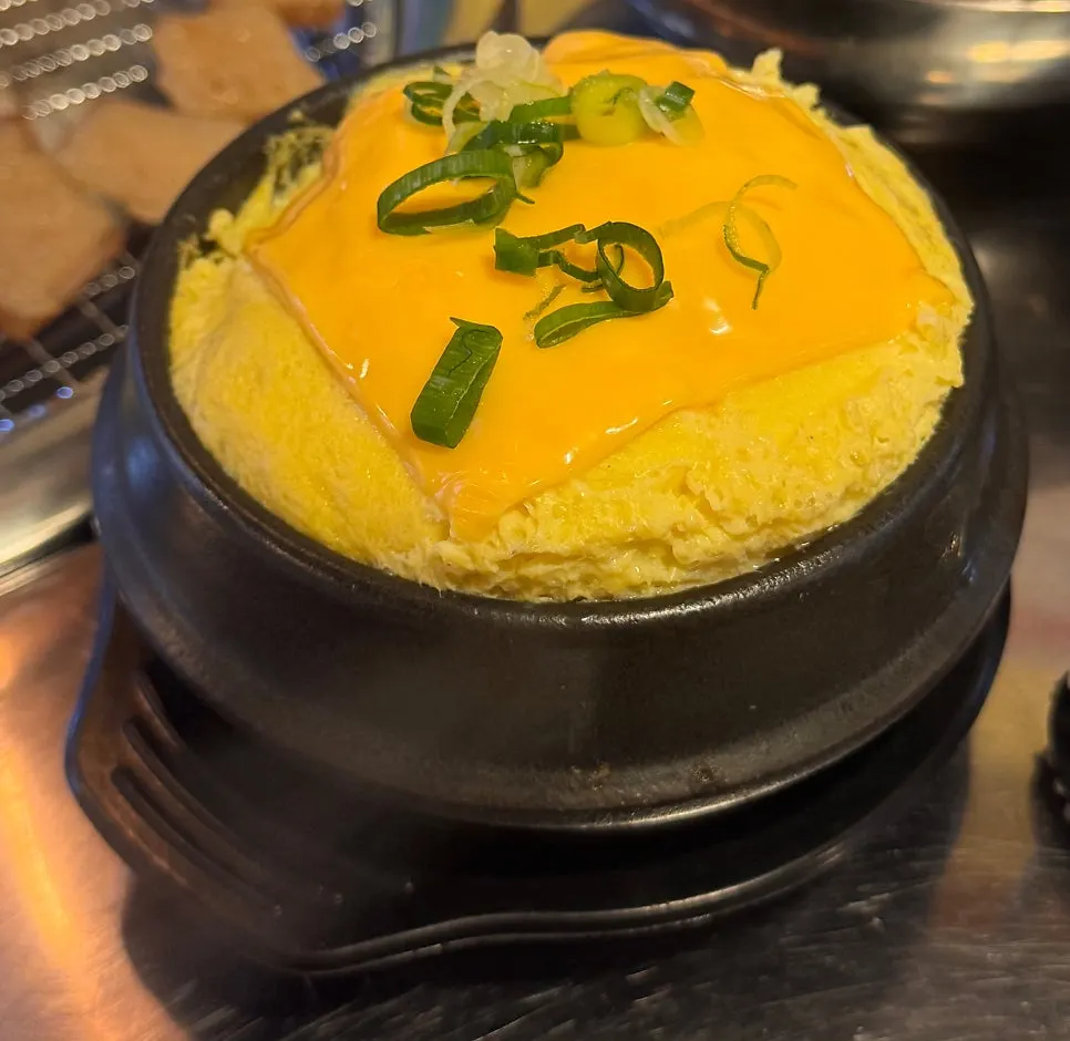 체다 치즈가 올라간 뚝배기 계란찜