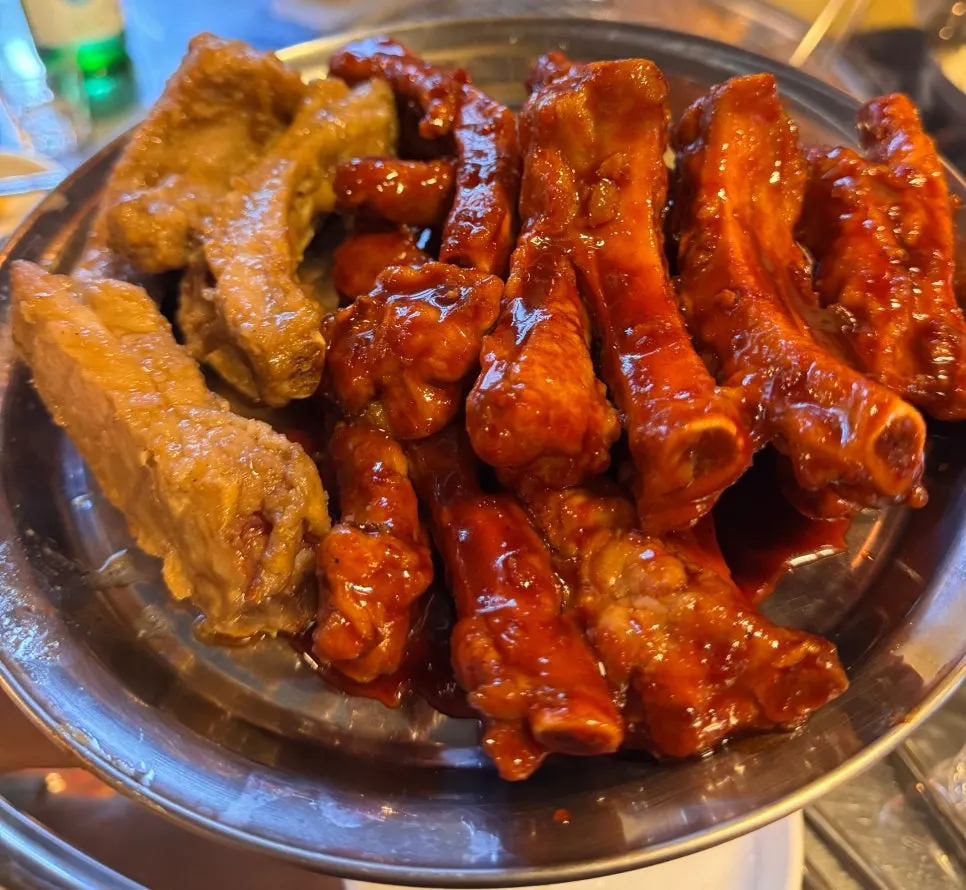 간장과 양념 쪽갈비가 담긴 접시