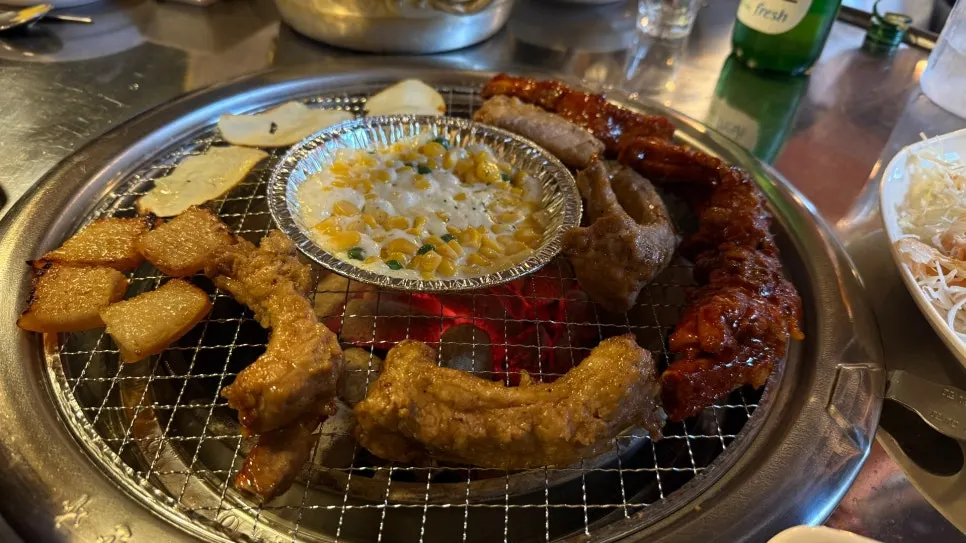 숯불 불판 가장자리에 올린 쪽갈비