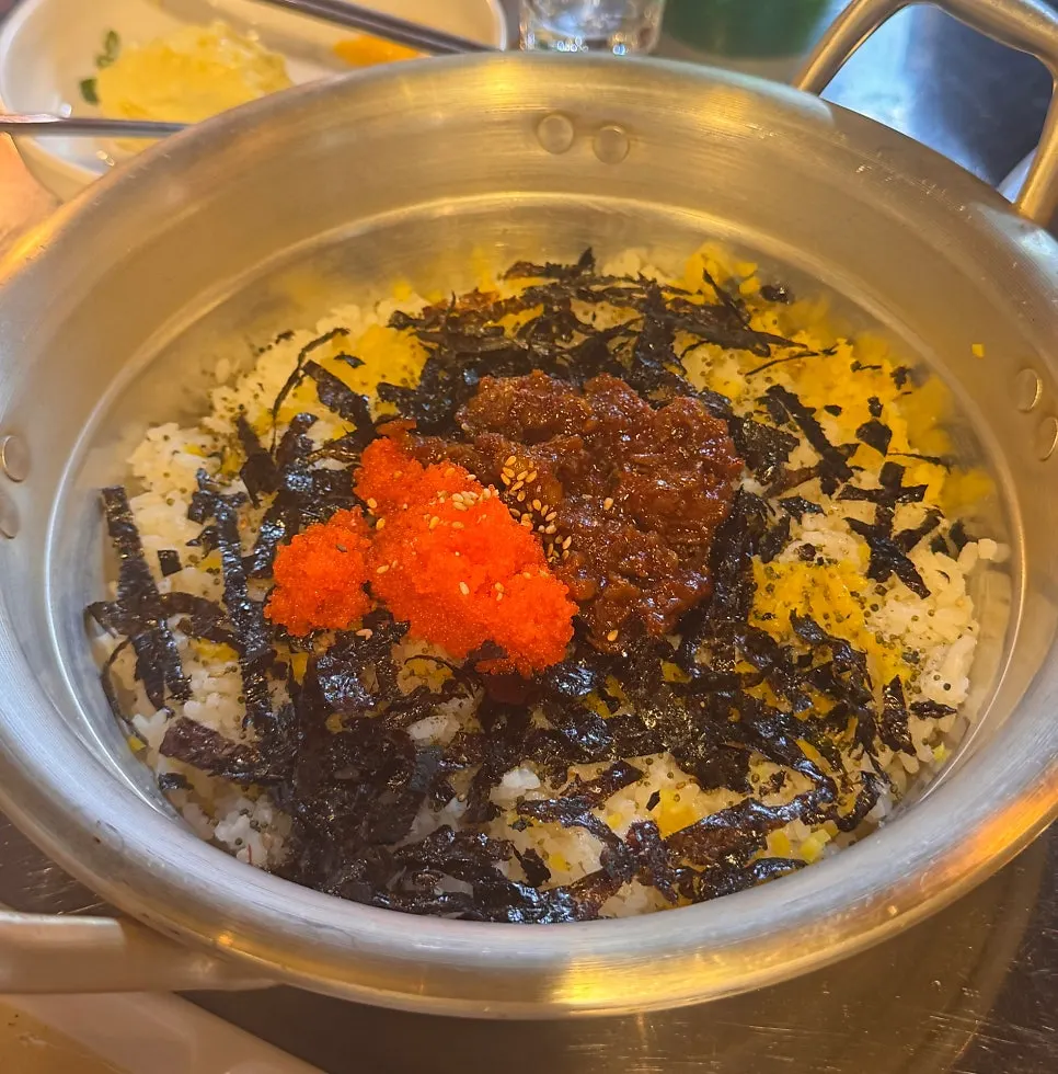 김가루와 날치알이 담긴 주먹밥 재료