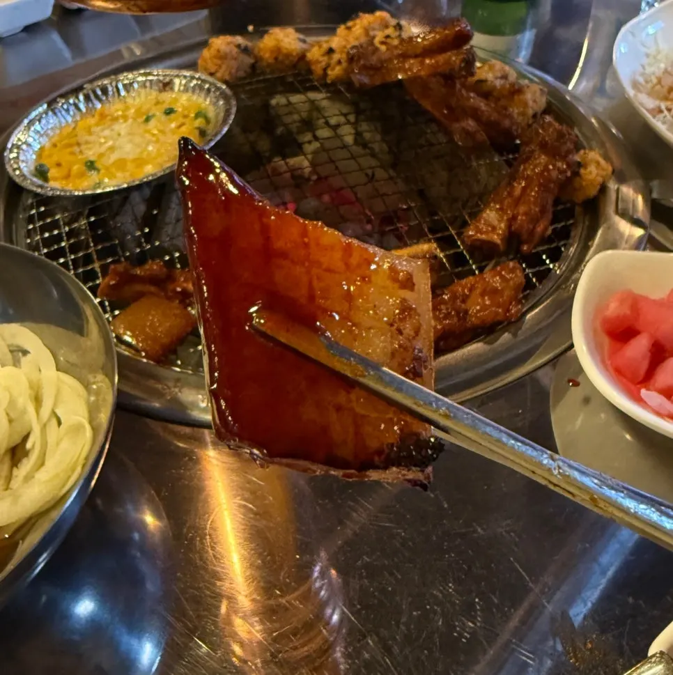 소스에 찍어 먹는 구운 껍데기