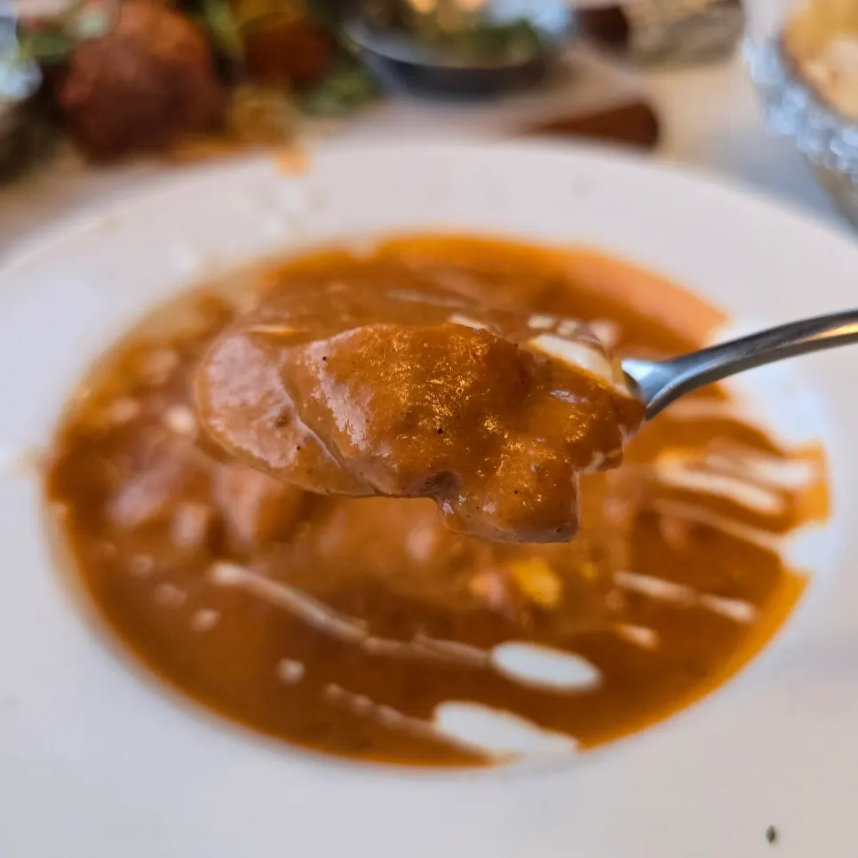 Chicken makhani served in a wide bowl