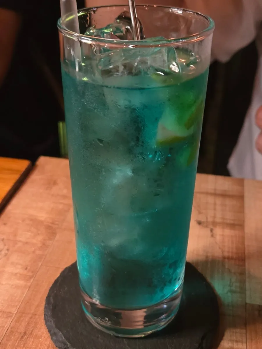 青みがかったロングドリンクカクテル一杯