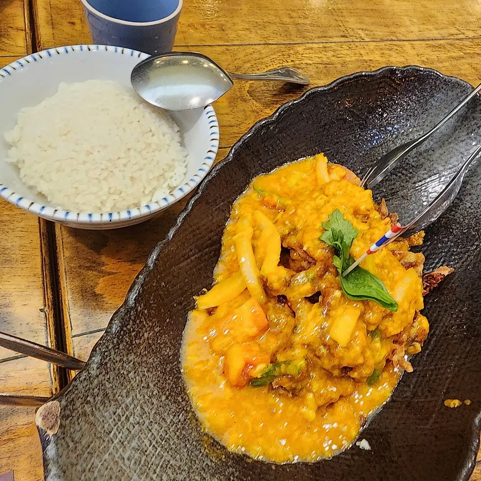 Saeng Augustine signature Poo Pad Pong Curry