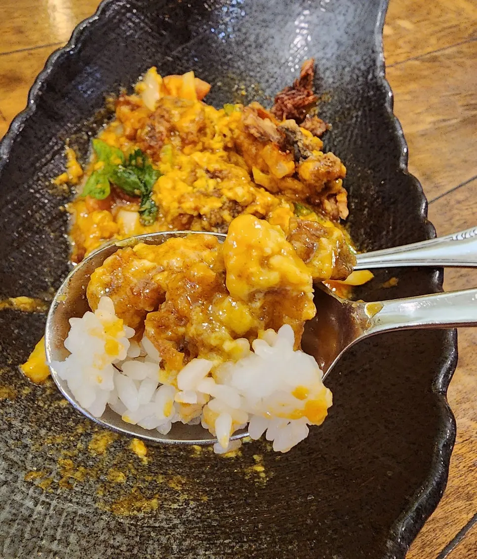 Poo Pad Pong Curry coated in curry sauce