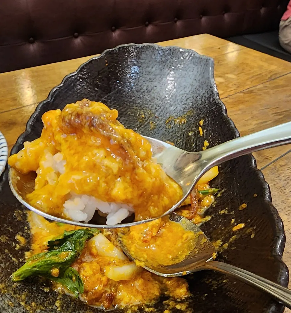 Poo Pad Pong Curry eaten with rice