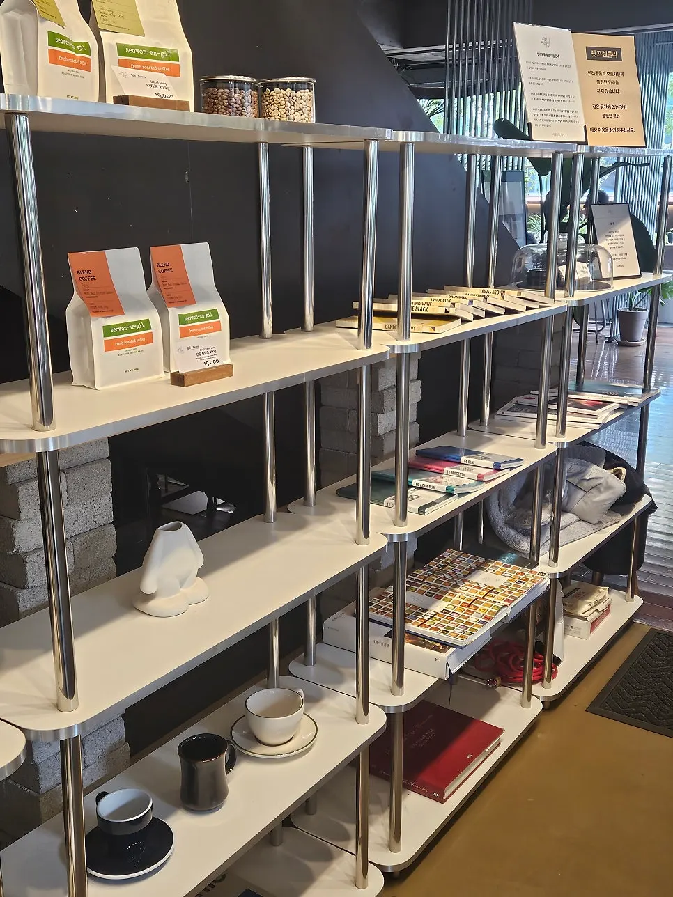 Spacious first-floor space at Seowon Angil Hapjeong