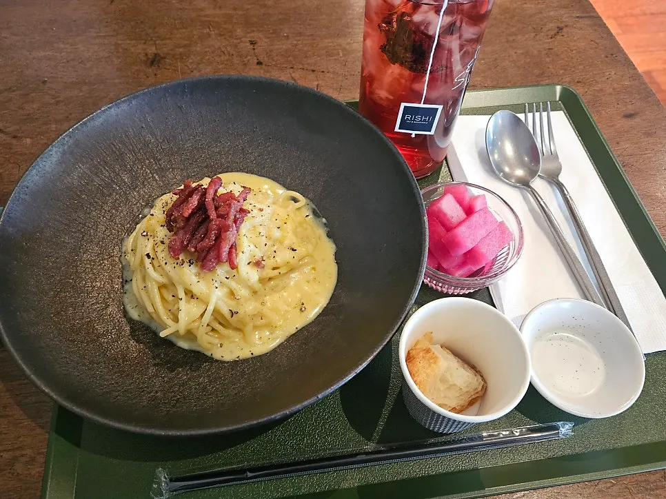 Creamy egg pasta and hibiscus tea