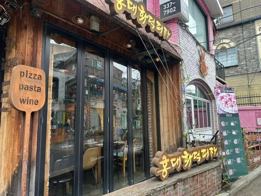 Entrance sign of Hongdae Hwadeok Pizza