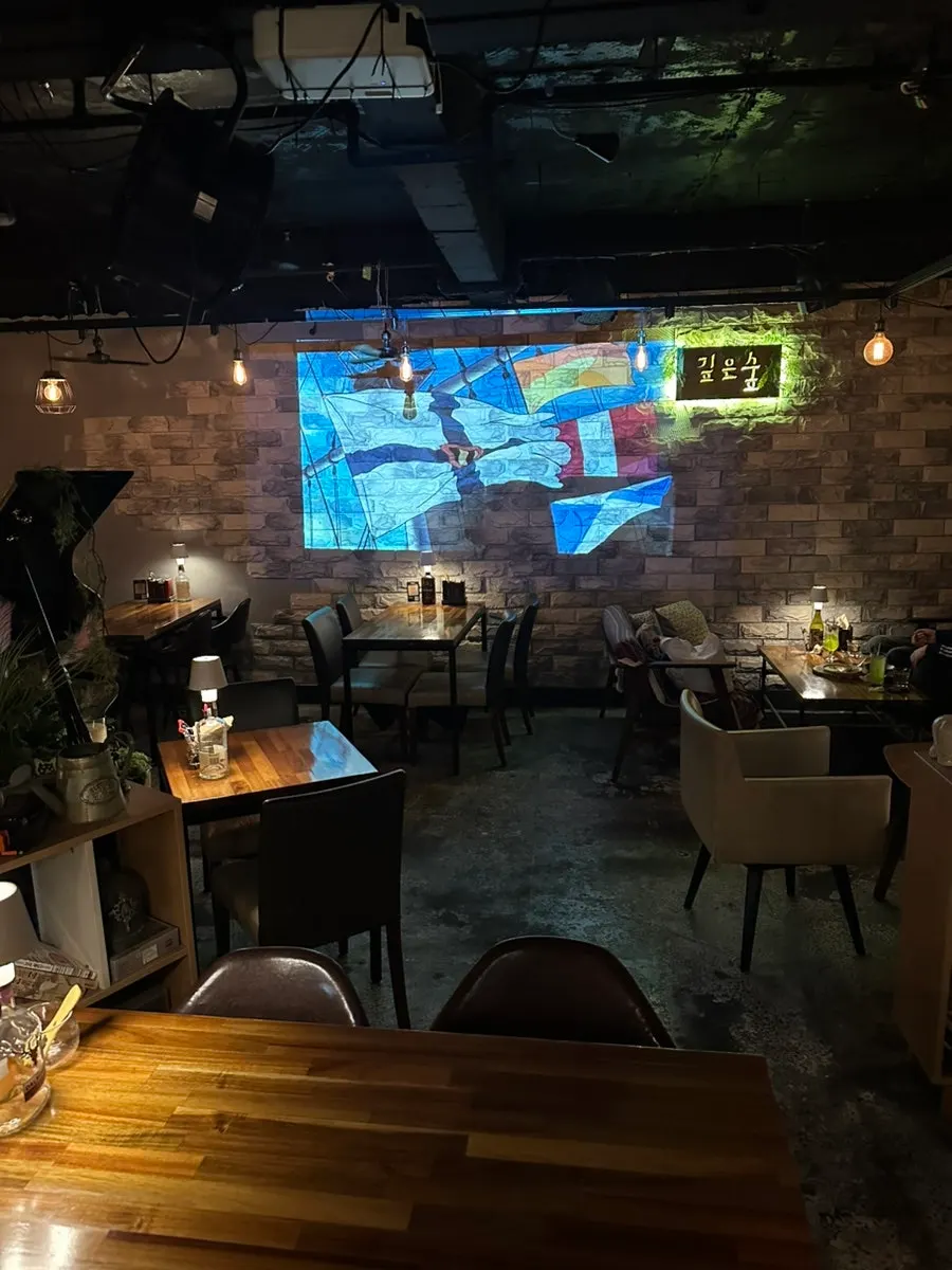 Interior with backrest chairs and drinks