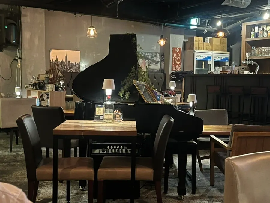 빔프로젝터가 비치는 펍 내부 전경