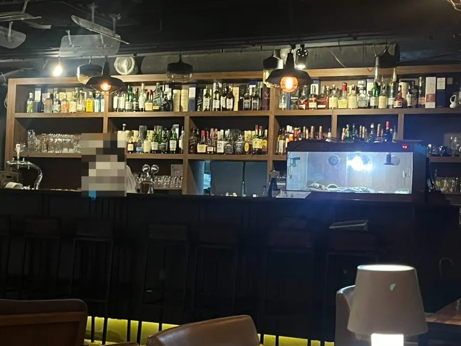 매장 가운데 놓인 피아노와 앤틱한 분위기