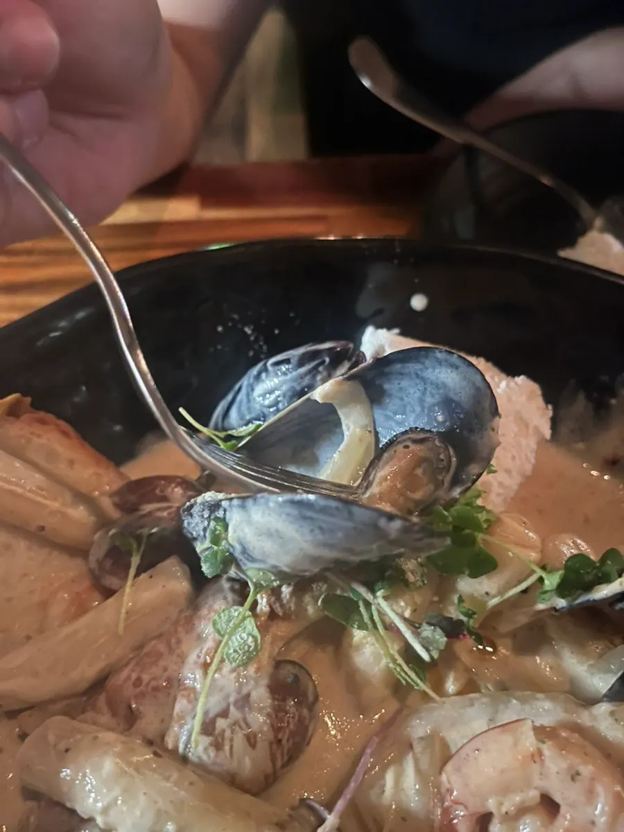 그릇이 큼직한 빠네 해물 크림떡볶이