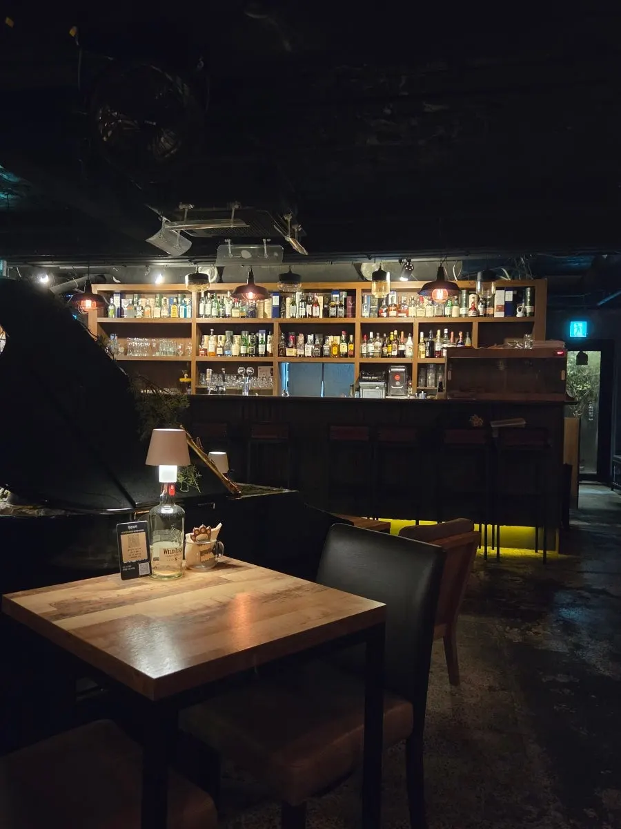 Sofa-style tables at Gipeun Sup