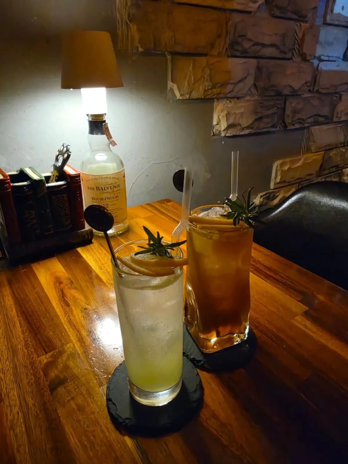 Table setting with cocktails and non-alcoholic drinks at Gipeun Sup