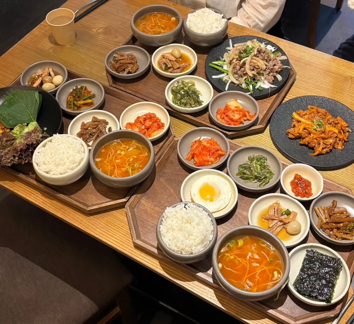 제육쌈밥정식 소불고기정식 백반이 놓인 점심 한상