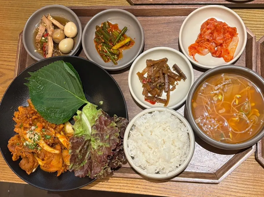 더기와 합정점 제육쌈밥정식 한상차림