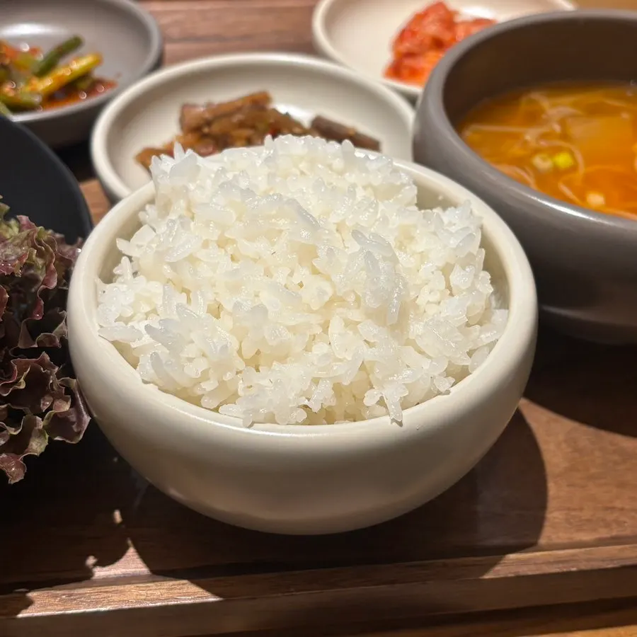 고봉밥처럼 수북하게 담긴 공기밥