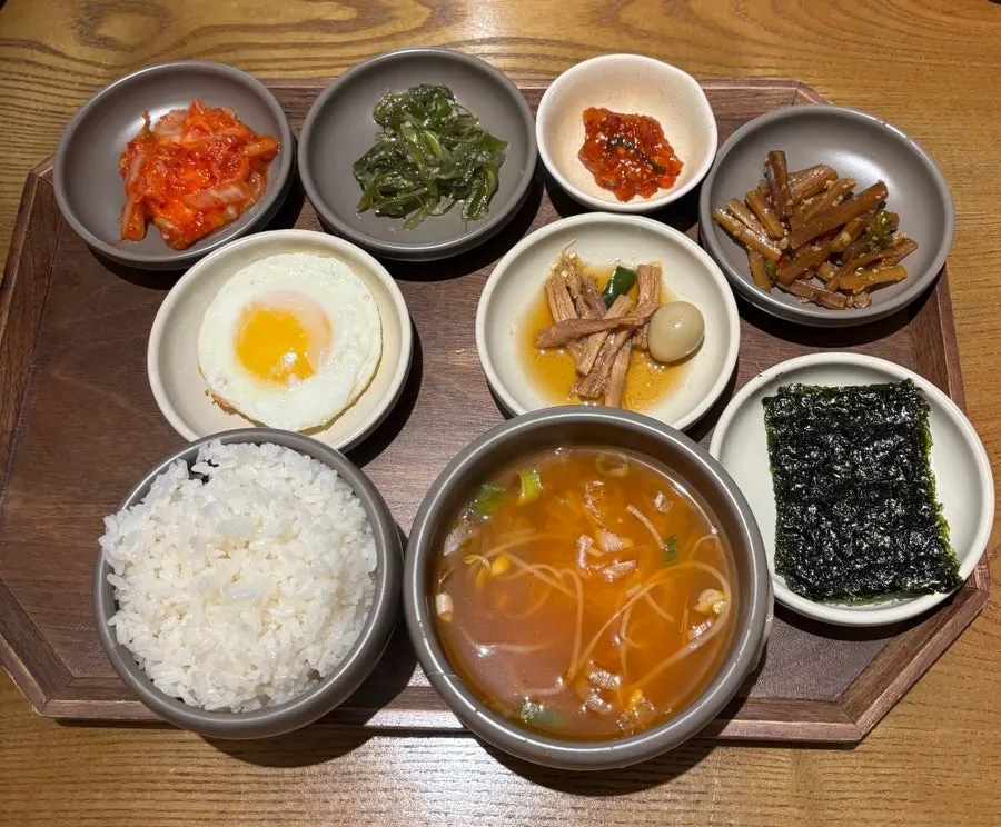 더기와백반 반찬 한상