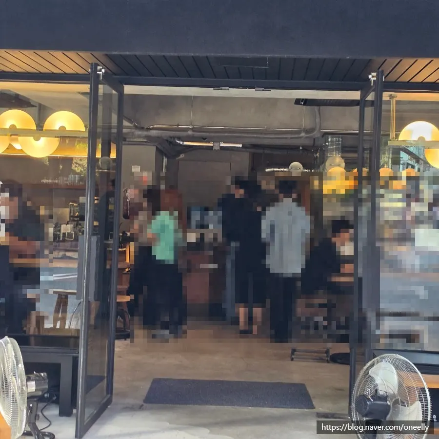 お客さんが並んでいるセントラルサイト合井店の注文カウンター