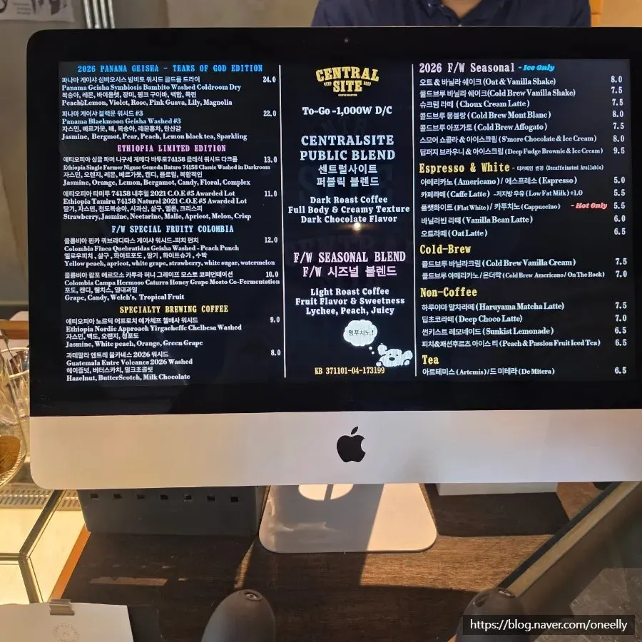デザートショーケースとブルーイングコーヒーバー