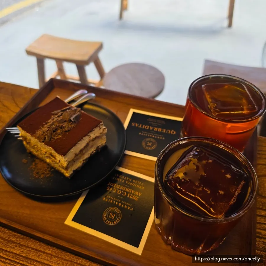 席に運ばれたブルーイングコーヒー2杯とティラミス