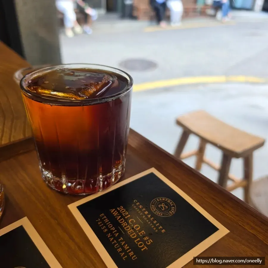 窓際で締めくくったコーヒーとデザートの席