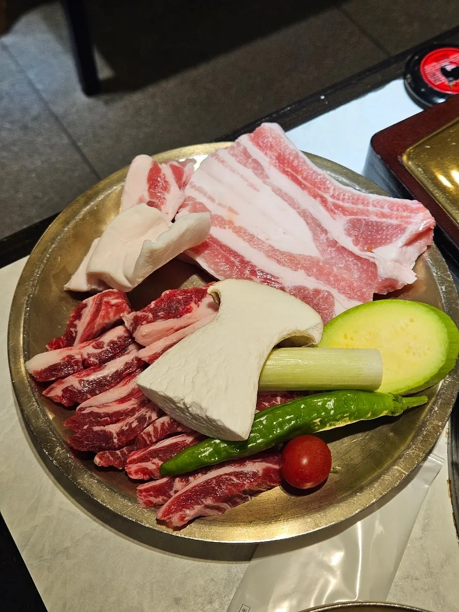 구워진 갈비본삼겹 한 점