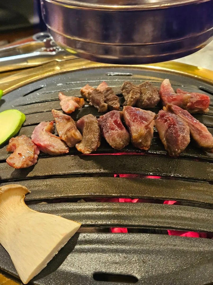 고기와 밥, 순두부찌개를 함께 놓은 상