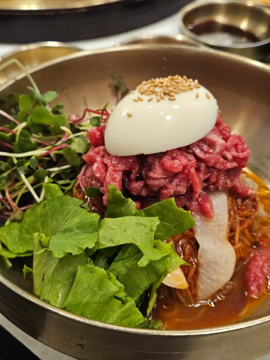 육회를 올린 냉면 면발