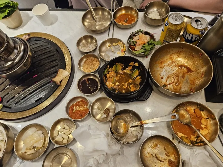 다 먹고 비워낸 불판과 그릇