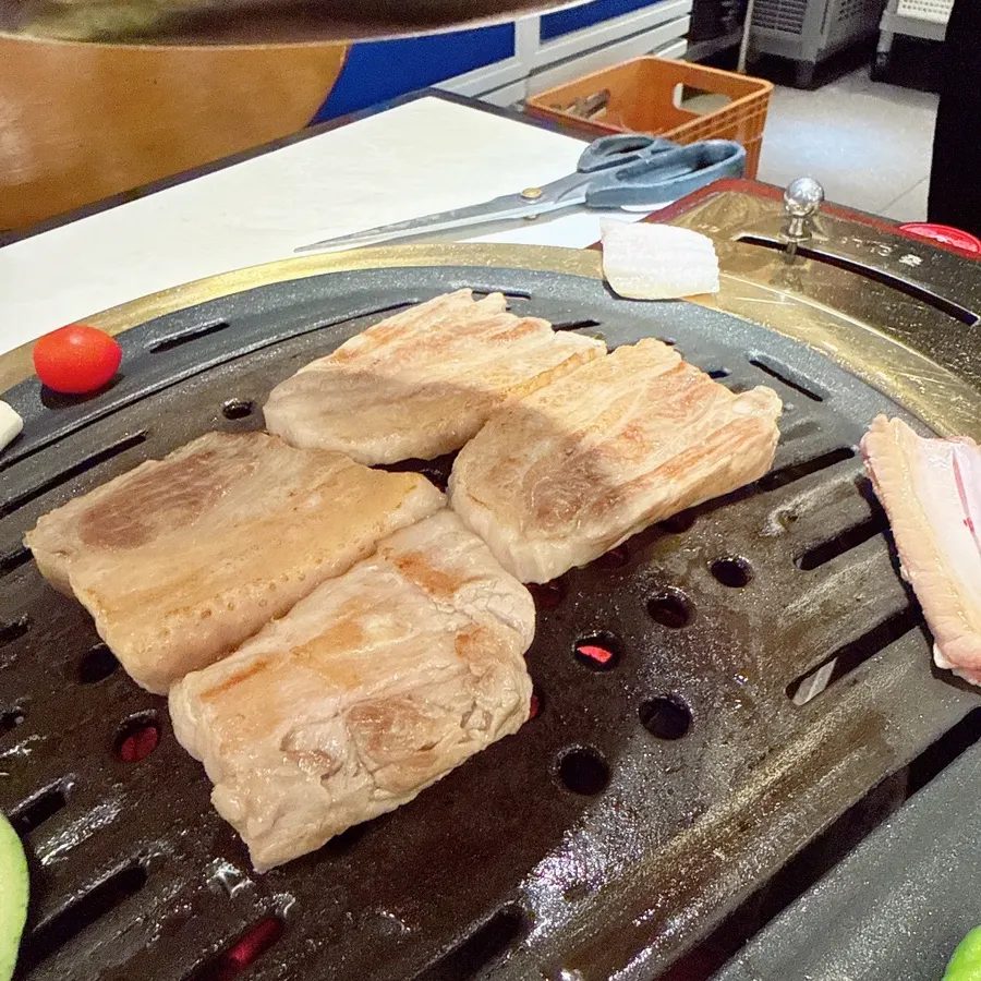 Samgyeopsal and moksal on the grill