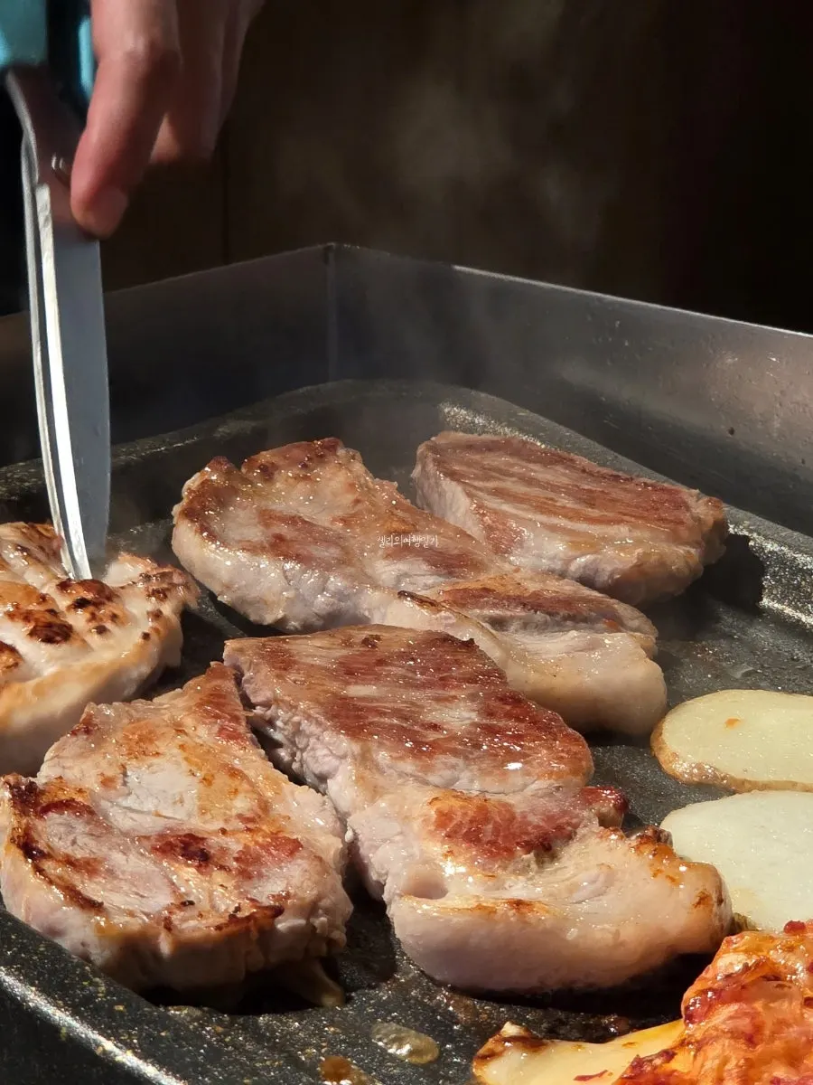 肉とソジュが並んだテーブルセッティング