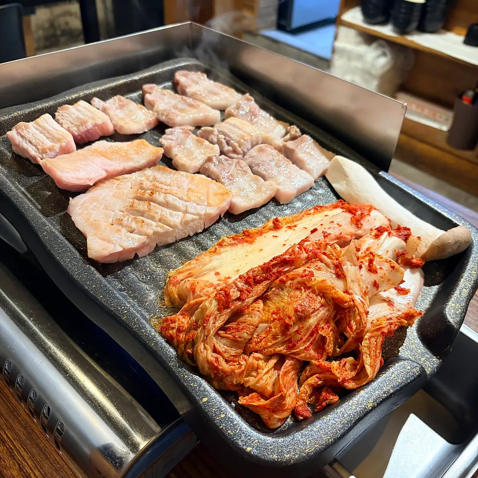 Hapjeong Station Korean BBQ restaurant introducing kimchi pork belly